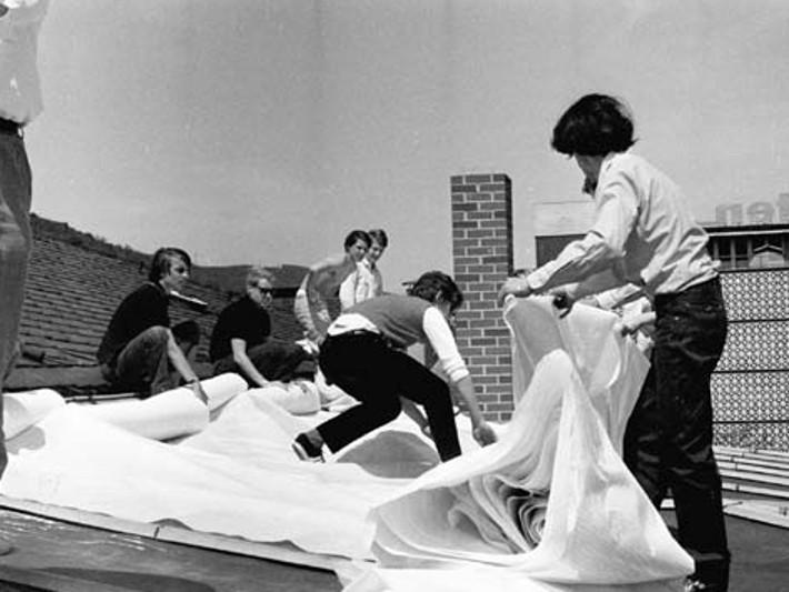 Foto: Jochen Goetze Christo verhüllt das DAI. Intermedia, 1969