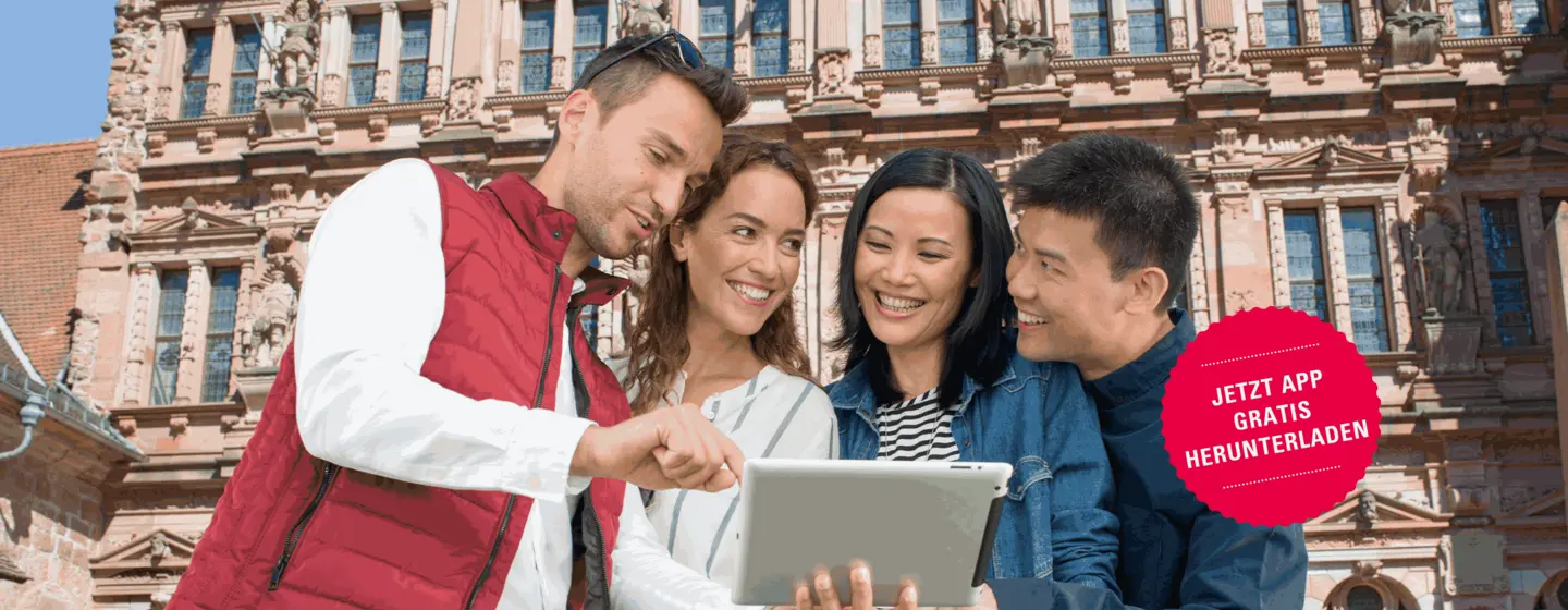 Besucher vor Schloss Heidelberg