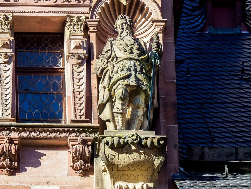 Schloss Heidelberg, Figur von Otto dem ersten an der Fassade des Heidelberger Schlosses