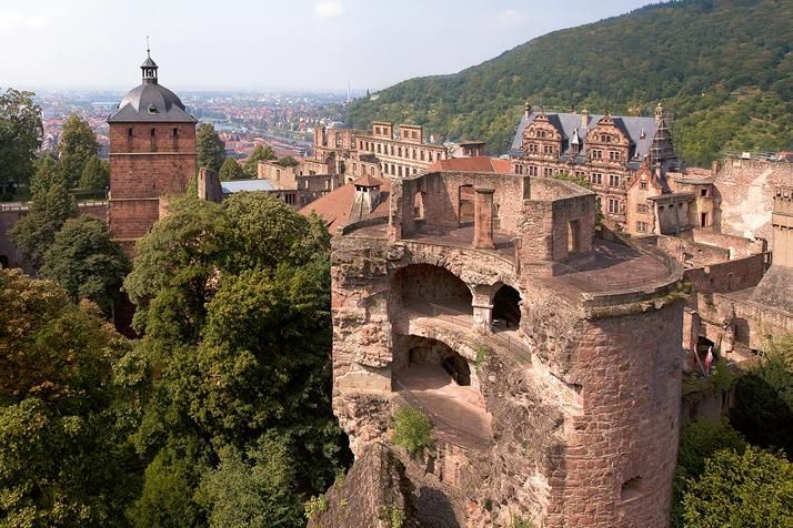Schloss Heidelberg, Blick auf dieTurmruine, im Hintergrund die Schlossanlage